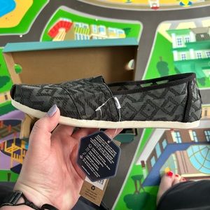 BNWT Toms black lace shoes size 9